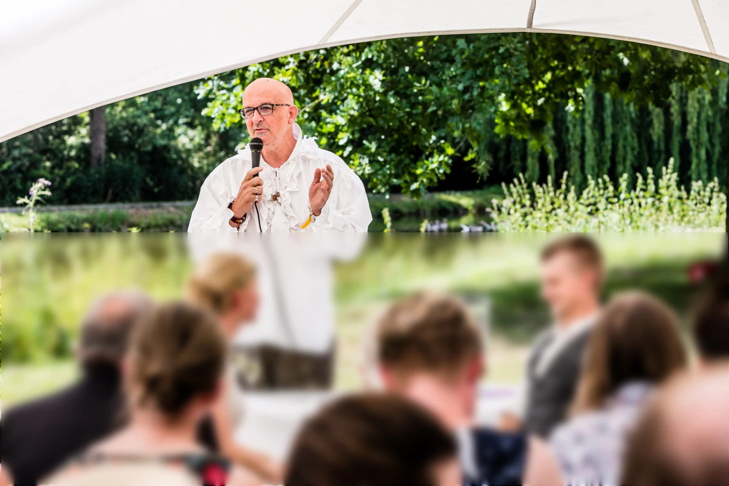Rent a Poet - Dichter hält Rede auf einer Hochzeit